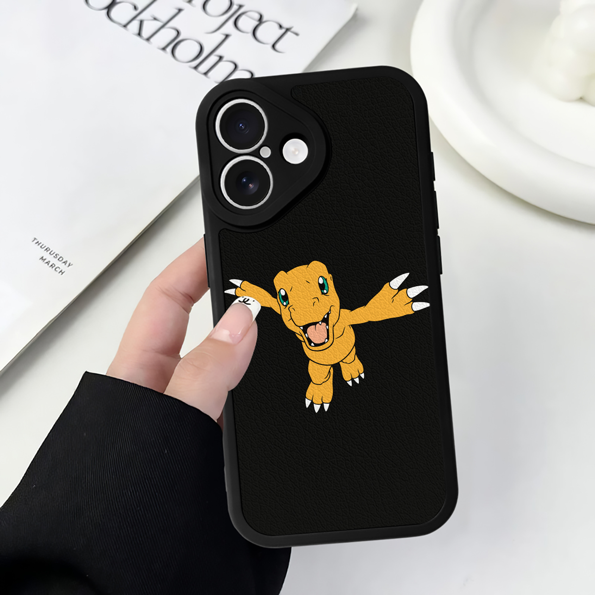 （画像用） Digimon デジタルモンスター/デジモン 【iPhone 16シリーズ対応】シリコンスマホケース（レザー調） 材質：シリコン